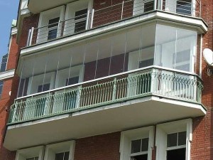 Французский остеклённый балкон