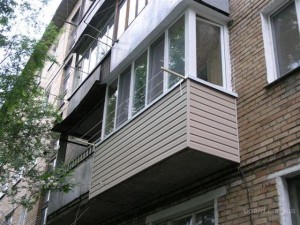 Балкон с наружными с ПВХ панелями