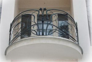 Балкон из черного металла